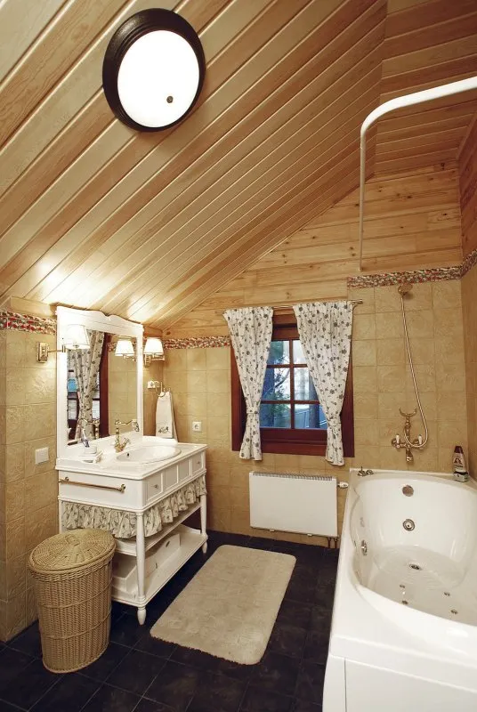 Ванная в частном деревянном доме