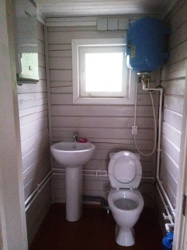 Туалет в дачном доме с канализацией