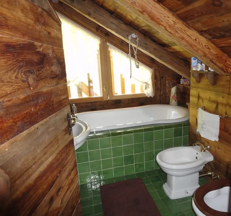 Недорогая ванная комната на даче