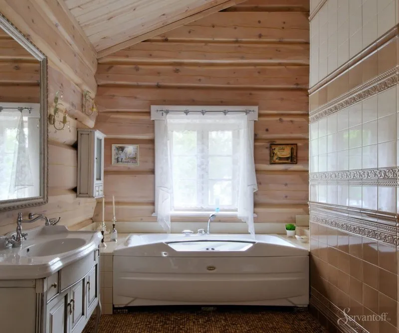 Ванна у окна в деревянном доме