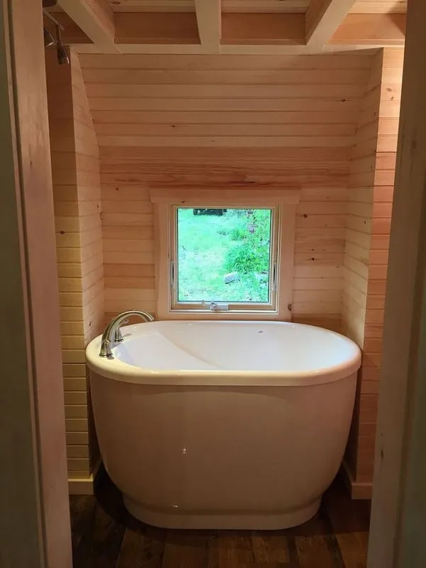 Маленькая ванная комната на даче