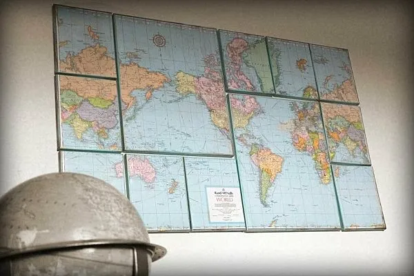 Несколько географических карт для декора стены