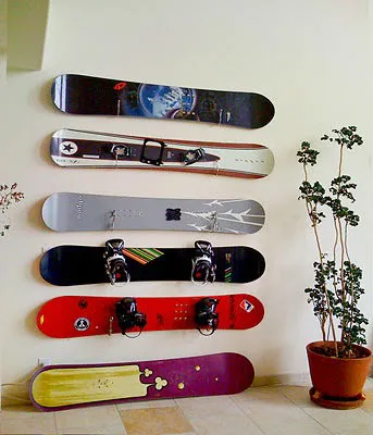 Украшение стены коллекцией сноубордов