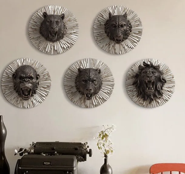 Стена украшенная декоративными головами животных