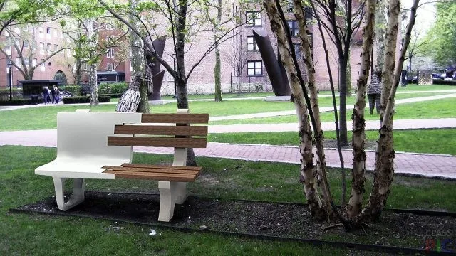 Необычная скамейка из дерева и белого камня