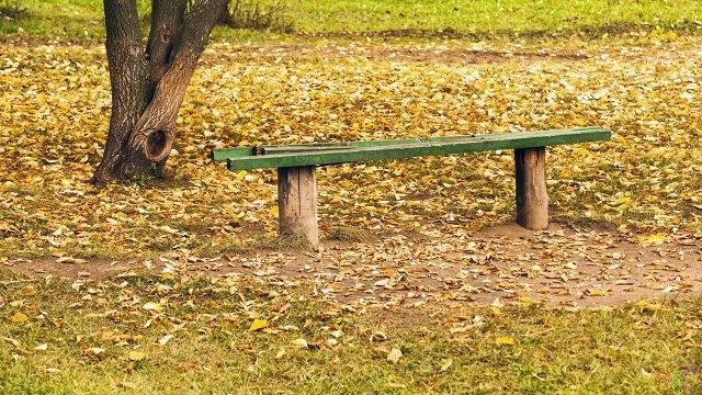 Старая лавочка в осеннем парке Старая лавочка в осеннем парке