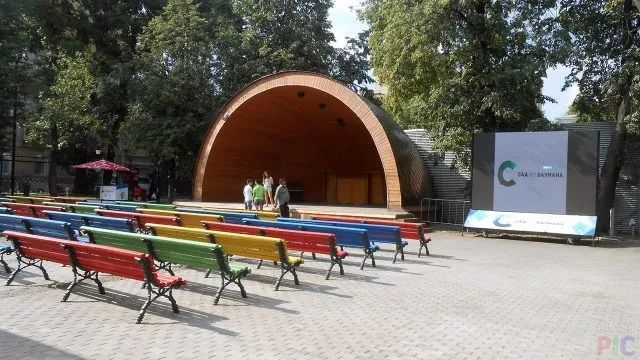 Скамейки перед сценой летнего театра в парке Скамейки перед сценой летнего театра в парке