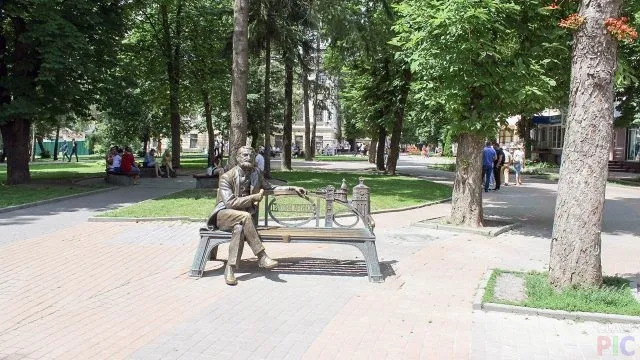 Бронзовая скамейка-памятник Артынову