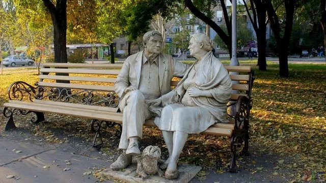 Скульптура-памятник родителям в парке