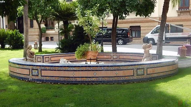 Кругова лавка с изразцами Кругова лавка с изразцами