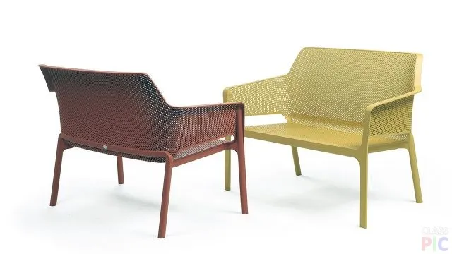 Диваны-скамейки двух цветов из современных материалов