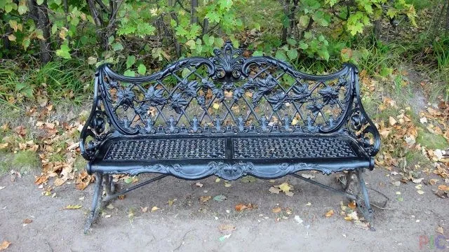 Чугунная скамейка в усадьбе Кусково