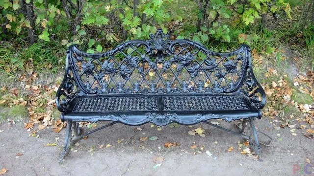 Чугунная скамейка в усадьбе Кусково Чугунная скамейка в усадьбе Кусково
