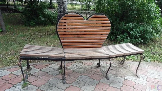 Скамейка со спинкой в форме сердца