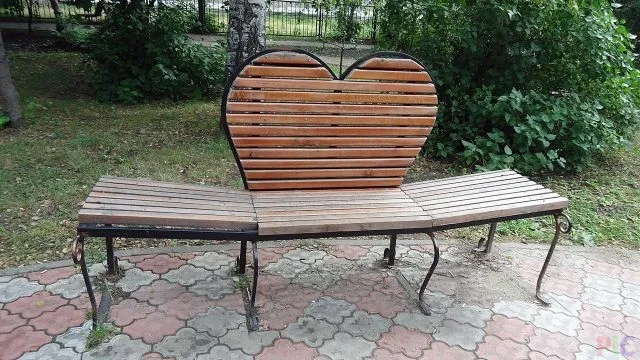 Скамейка со спинкой в форме сердца Скамейка со спинкой в форме сердца