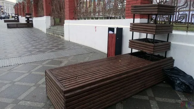 Уличные скамейки-вазоны в Каретном ряду Уличные скамейки-вазоны в Каретном ряду