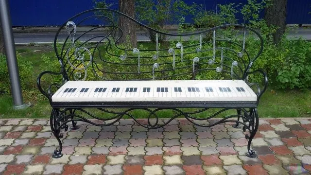 Необычная кованая скамейка-пианино