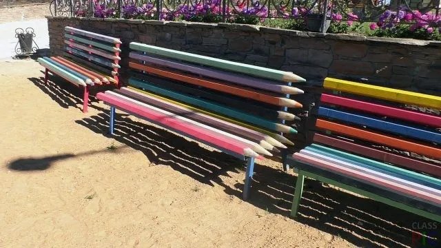 Скамейки-карандаши в белорусском парке Скамейки-карандаши в белорусском парке