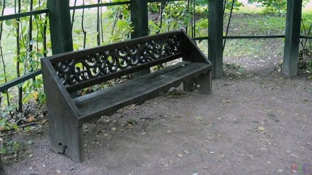 Скамейка в усадьбе Кусково Скамейка в усадьбе Кусково