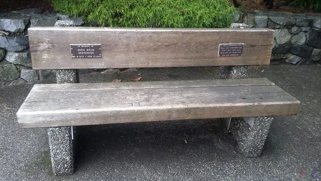 Парковая скамейка с мемориальными табличками в канадском парке