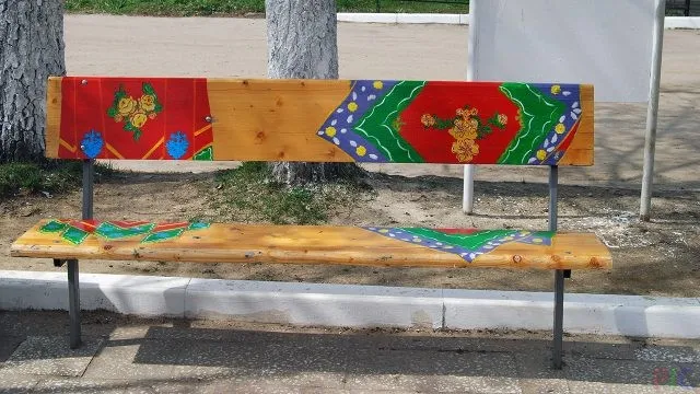 Расписная скамейка в городском парке Расписная скамейка в городском парке