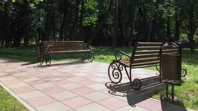 Парк Мосрентгена с новыми ажурными скамейками