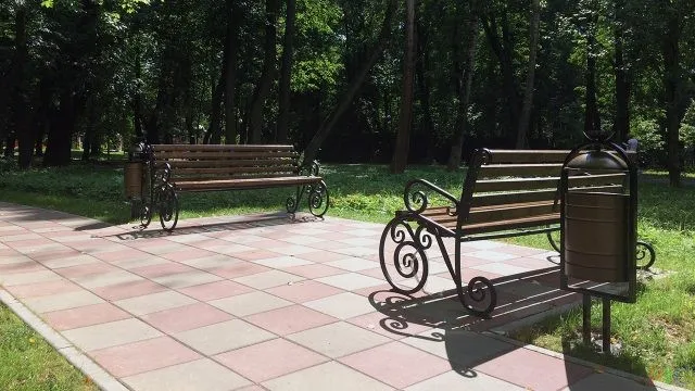 Парк Мосрентгена с новыми ажурными скамейками Парк Мосрентгена с новыми ажурными скамейками