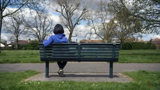 Девушка на скамейке в осеннем парке