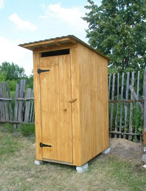 деревянный туалет на даче