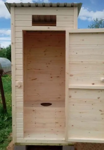 Деревянный туалет для дачи: как построить своими руками фото на участке