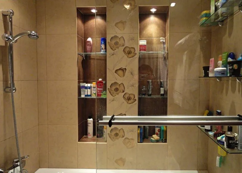 Встроенные стеклянные полочки в нише ванной комнаты