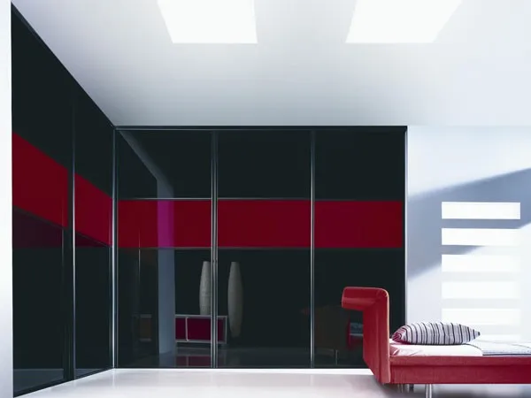 Черно-красный встроенный шкаф