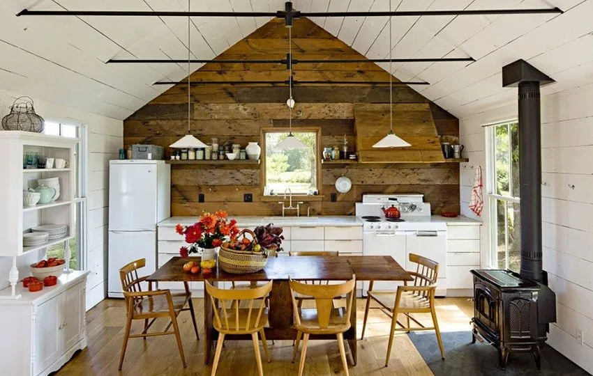 Каркасный дом-кухня оформлен с применением деревянных отделочных материалов