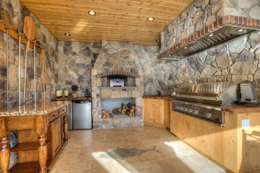 Стены и печь дачной кухни облицованы искусственным камнем