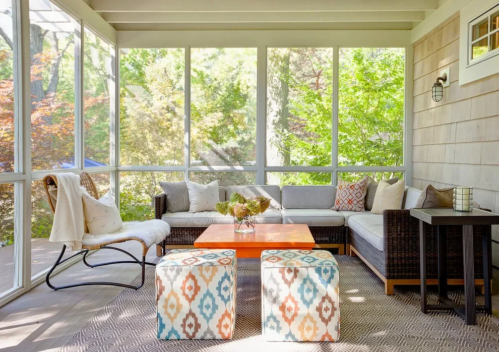 Оригинальный оранжевый столик и удобный угловой диван как нельзя кстати подходит данному интерьеру