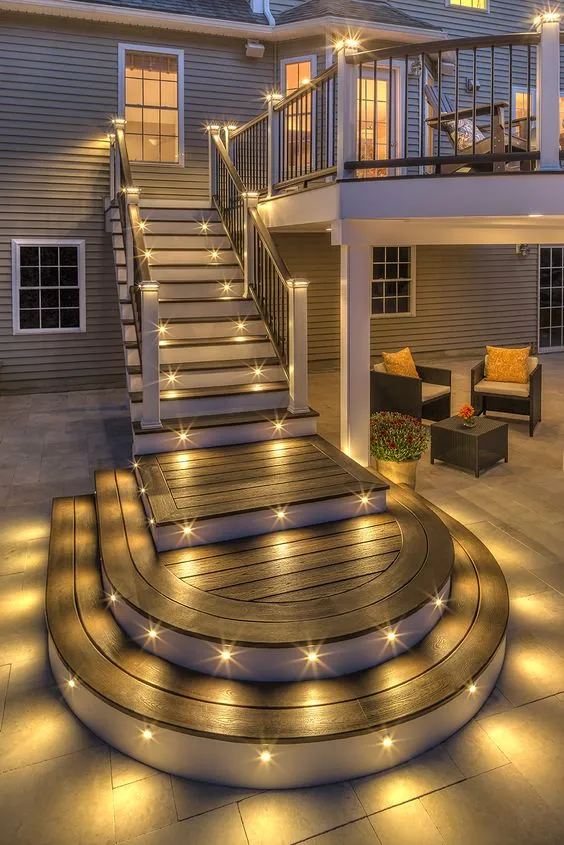 Оригинальный дизайн открытой летней террасы с потрясающим освещение