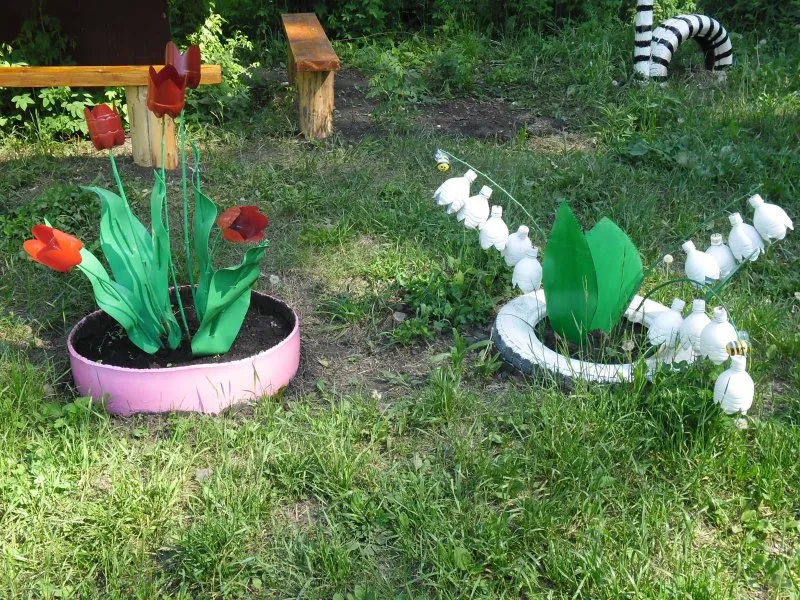 Украшаем сад пластиковыми бутылками