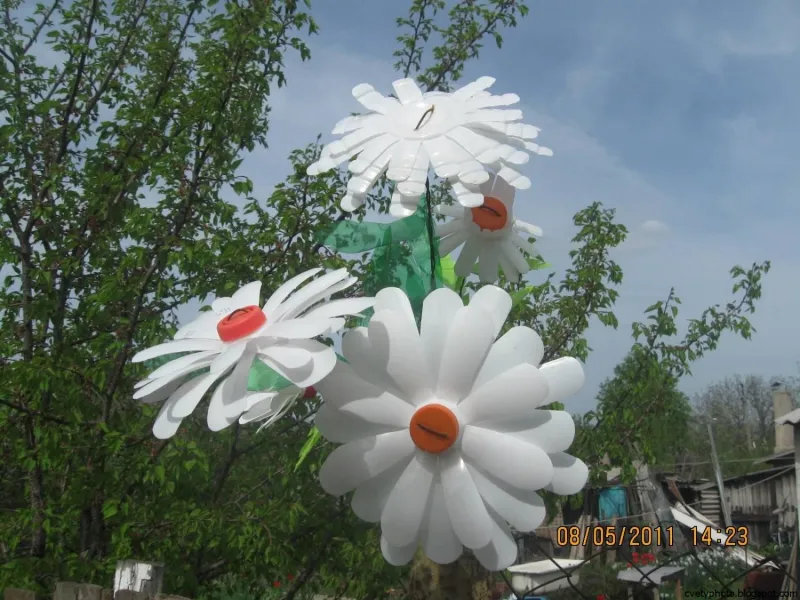 Ромашки из пластиковых бутылок