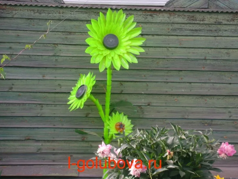 Цветы из зеленых бутылок