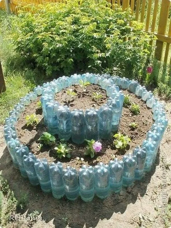 Клумбы из пластиковых бутылок