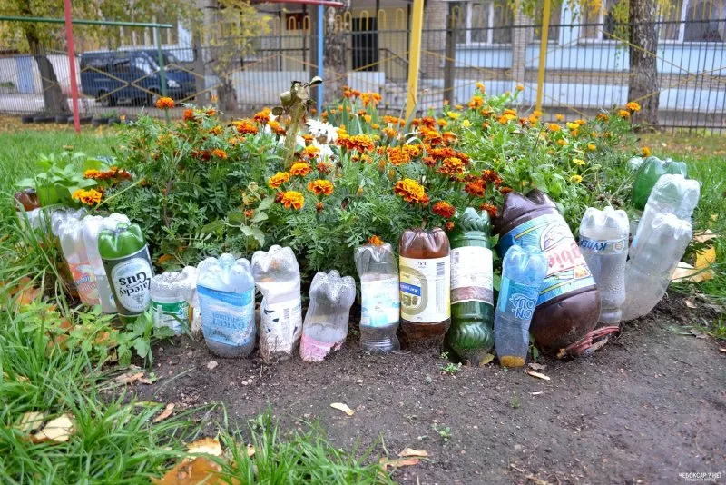 Клумбы из бутылок