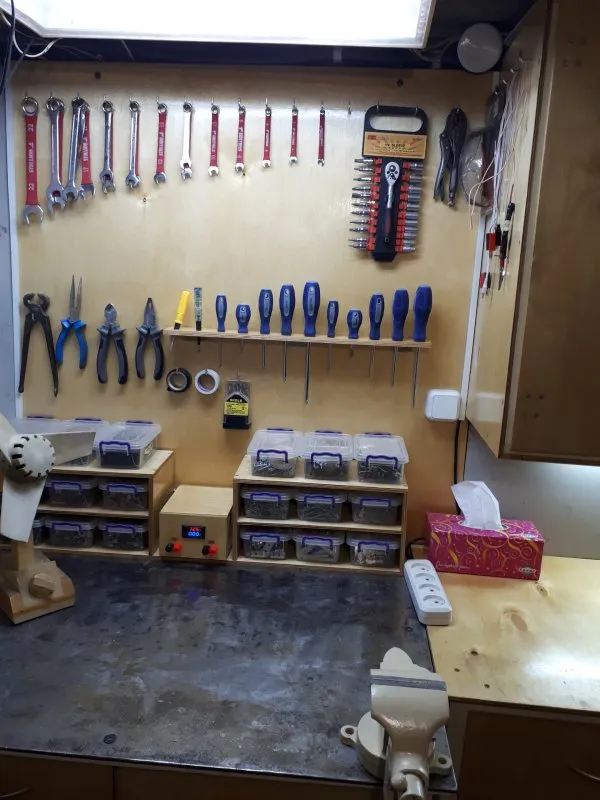 Шкаф для инструментов в квартире