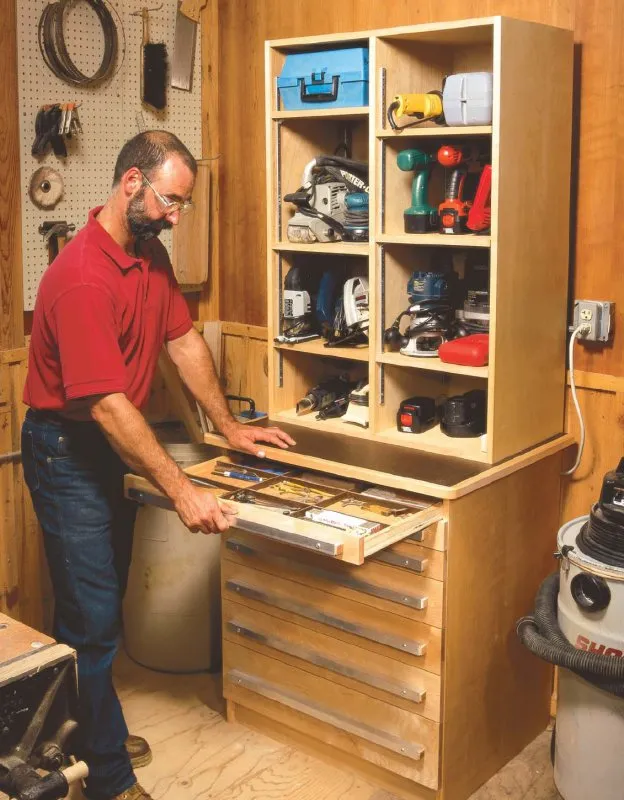 Шкаф для инструментов деревянный