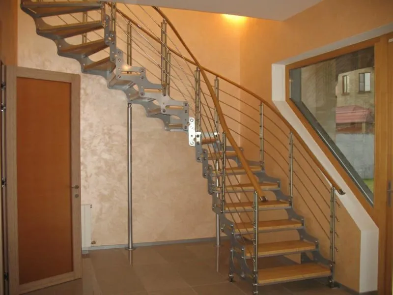 Стильно и современно дополнить интерьер помещения можно при помощи недорогой винтовой лестницы на второй этаж