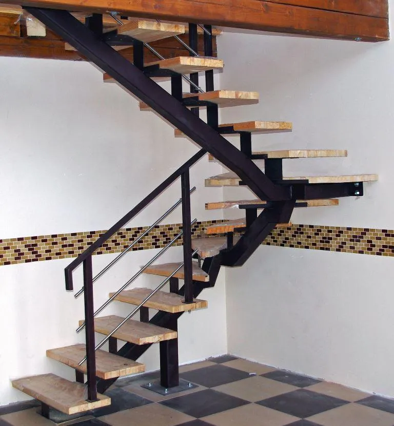 Как правило, недорогая винтовая лестница отличается достаточно простым дизайном 