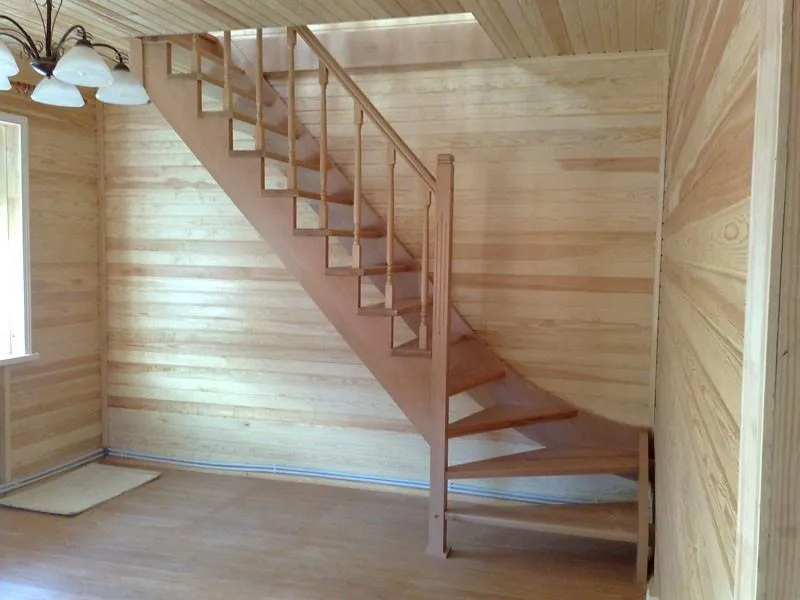 Как правило, недорогие лестницы изготавливаются из дерева 