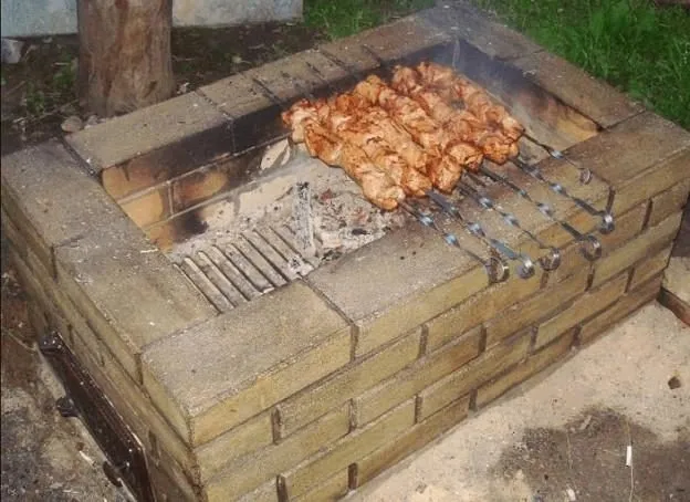 prostoj-mangal-iz-kirpicha-1121670