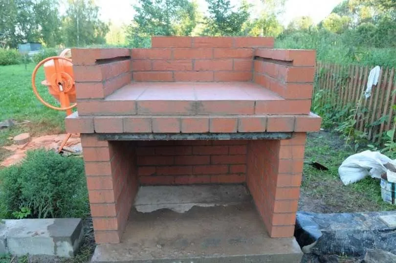 mangal-iz-kirpicha-svoimi-rukami-91-1244890