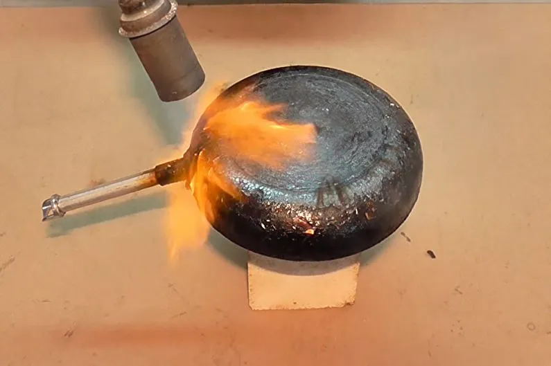 Как очистить от нагара алюминиевую сковороду - Паяльная лампа
