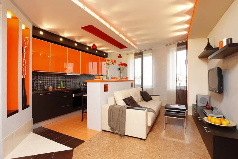 Оранжевый потолок на кухне-гостиной